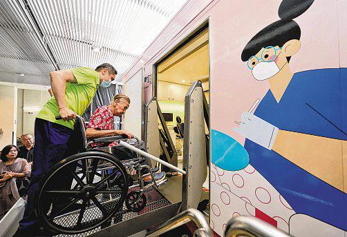 New mobile dental clinic aims to make care more accessible to seniors