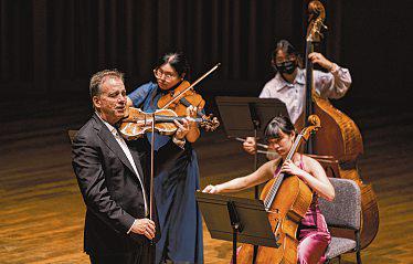 Violinist Robert McDuffie draws out warmth in Brahms and delights in virtuosity in Glass