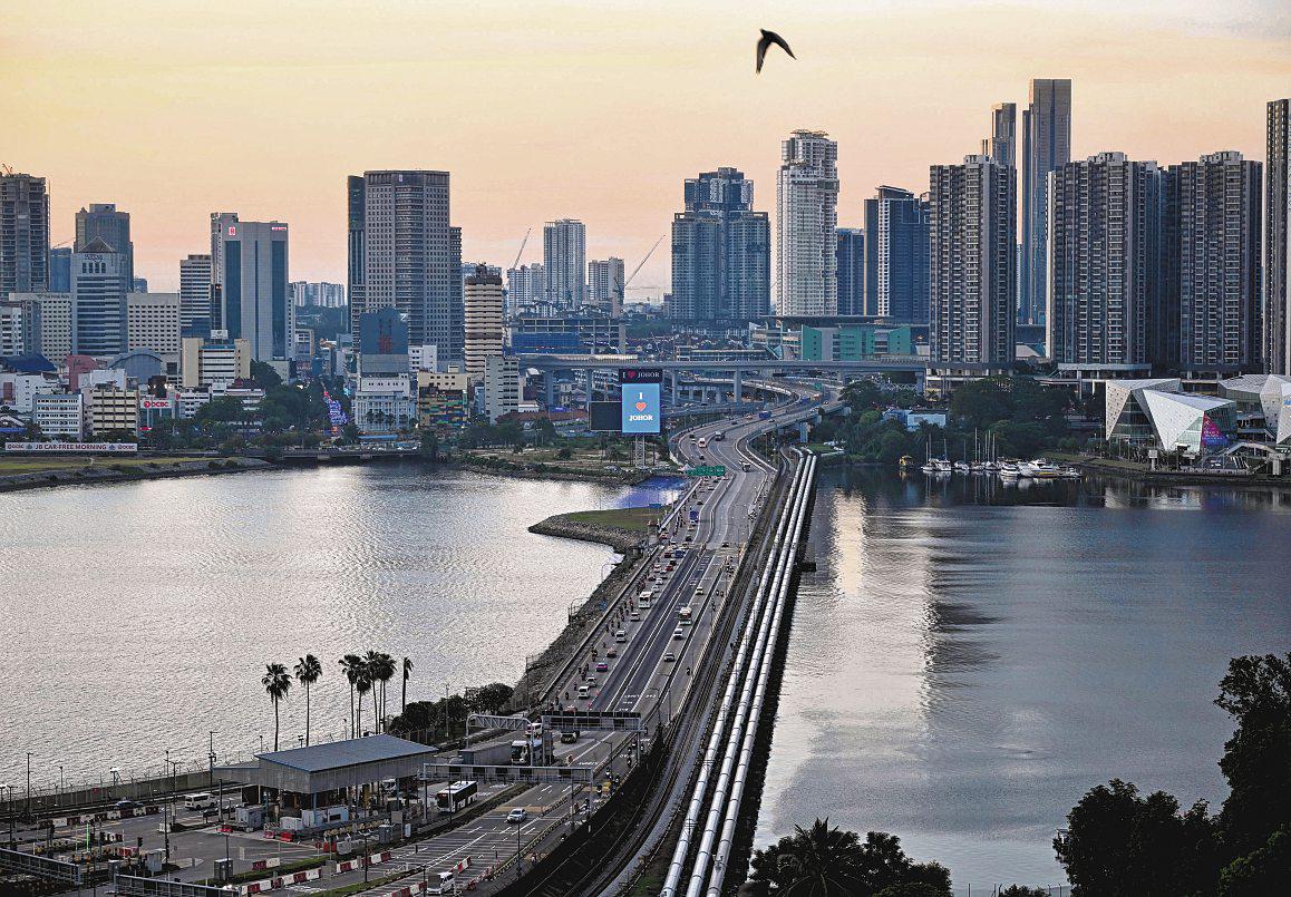 S'pore, Malaysia operators still offering cross-border rides for firms despite risks