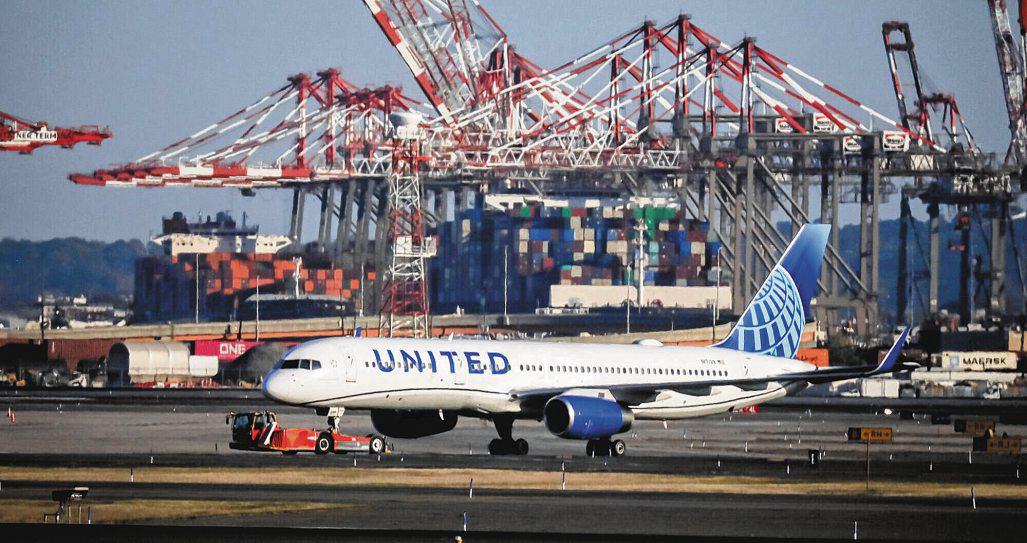 Delays at US airports as workers call in sick amid govt shutdown