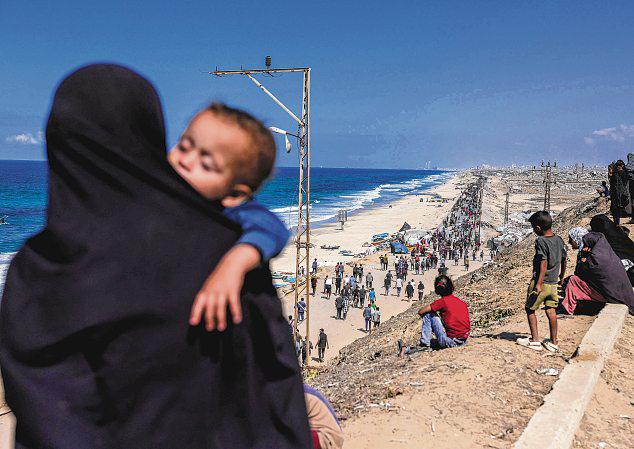 Gazans stream towards wrecked homes as Israeli forces start pulling back