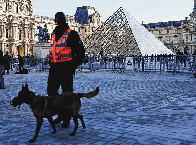 Police arrest 5 more suspects in Louvre heist; jewels still missing