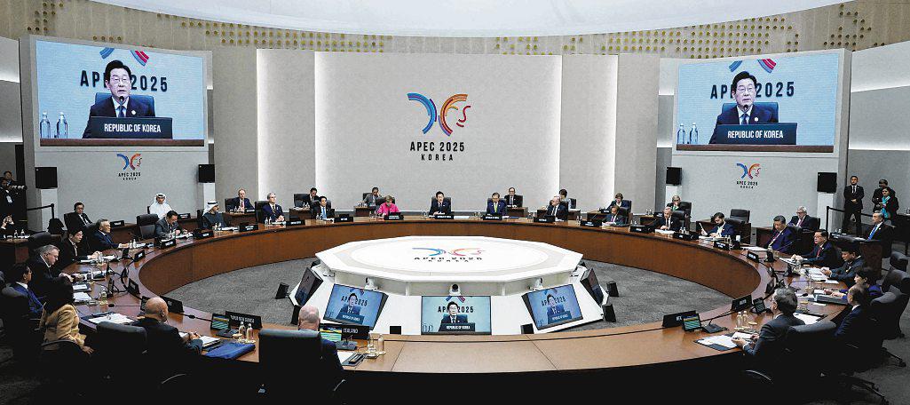 Trade tensions threaten to overshadow Apec meetings