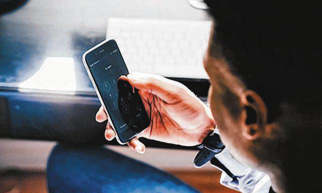 Our distracting devices are killing office productivity