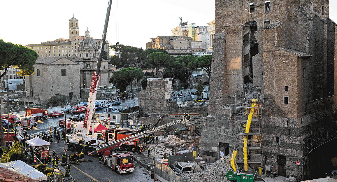 Worker trapped under collapsed tower in Rome dies