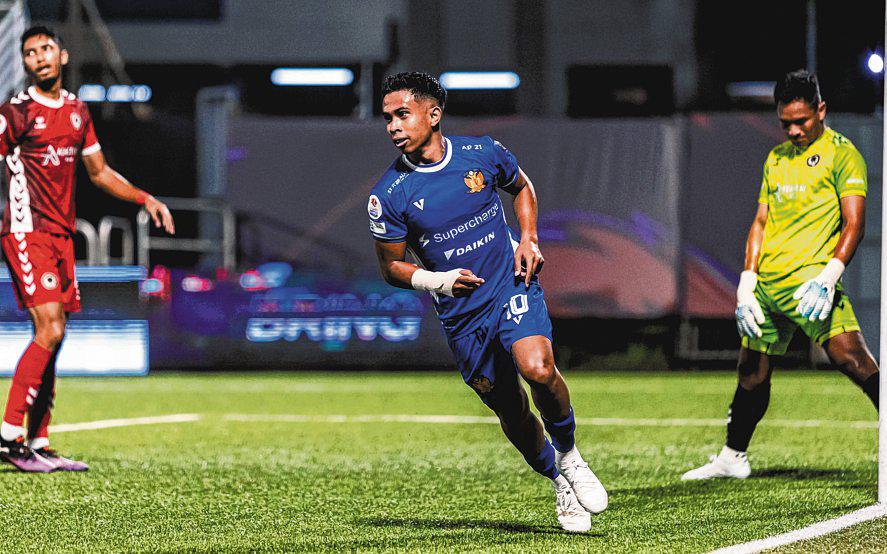 CHEETAHS PREVAIL IN BATTLE OF BIG CATS