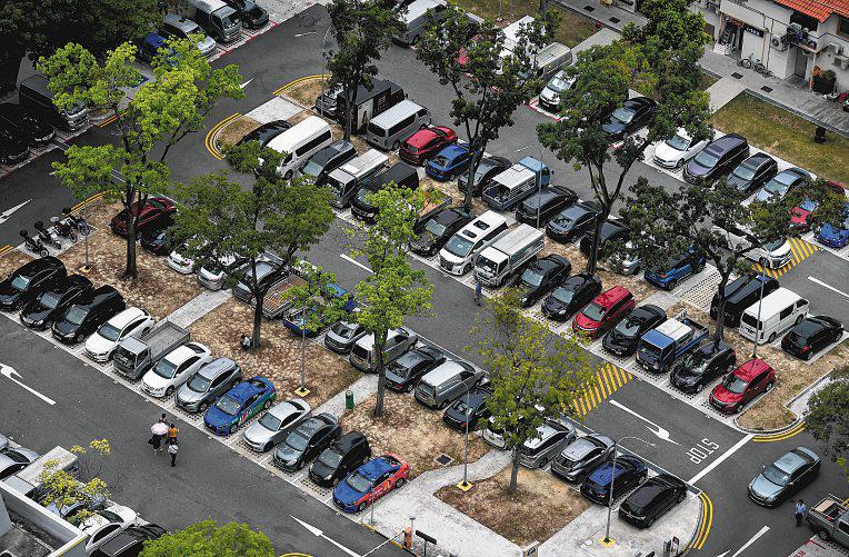 2,000 HDB households, 9,000 non-HDB households own at least three cars