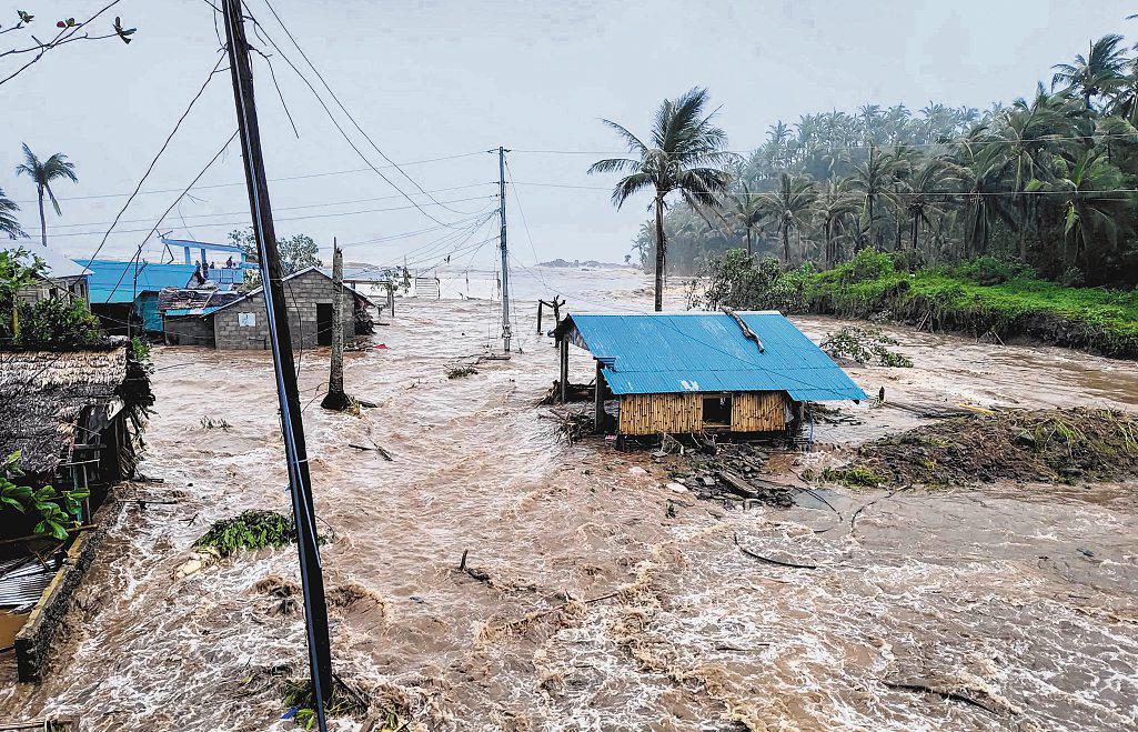 Super Typhoon Fung-wong slams into the Philippines; 1 million evacuated, at least 2 killed