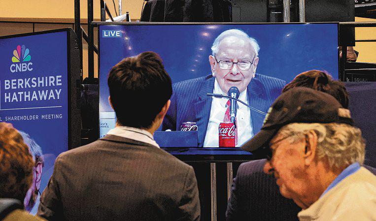 End of an era: Buffett says he's 'going quiet' in farewell letter