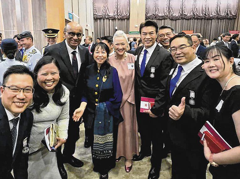 Zheng Geping receives Public Service Medal
