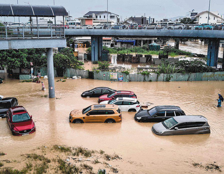 Floods worsen in central Vietnam; death toll up to 16