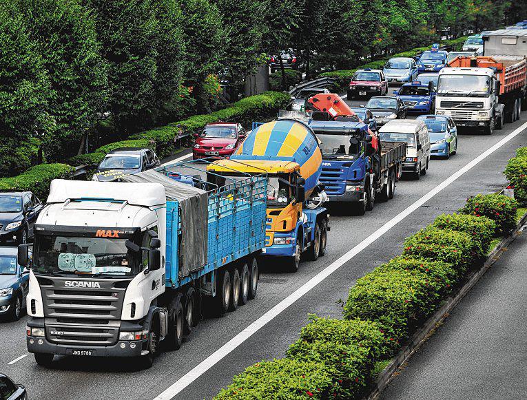 Strict action from 2026 against owners of lorries without speed limiters