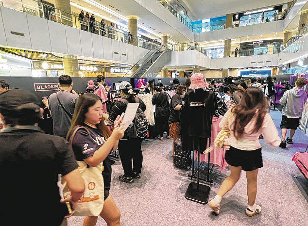 Hundreds queue for merchandise at pop-up store