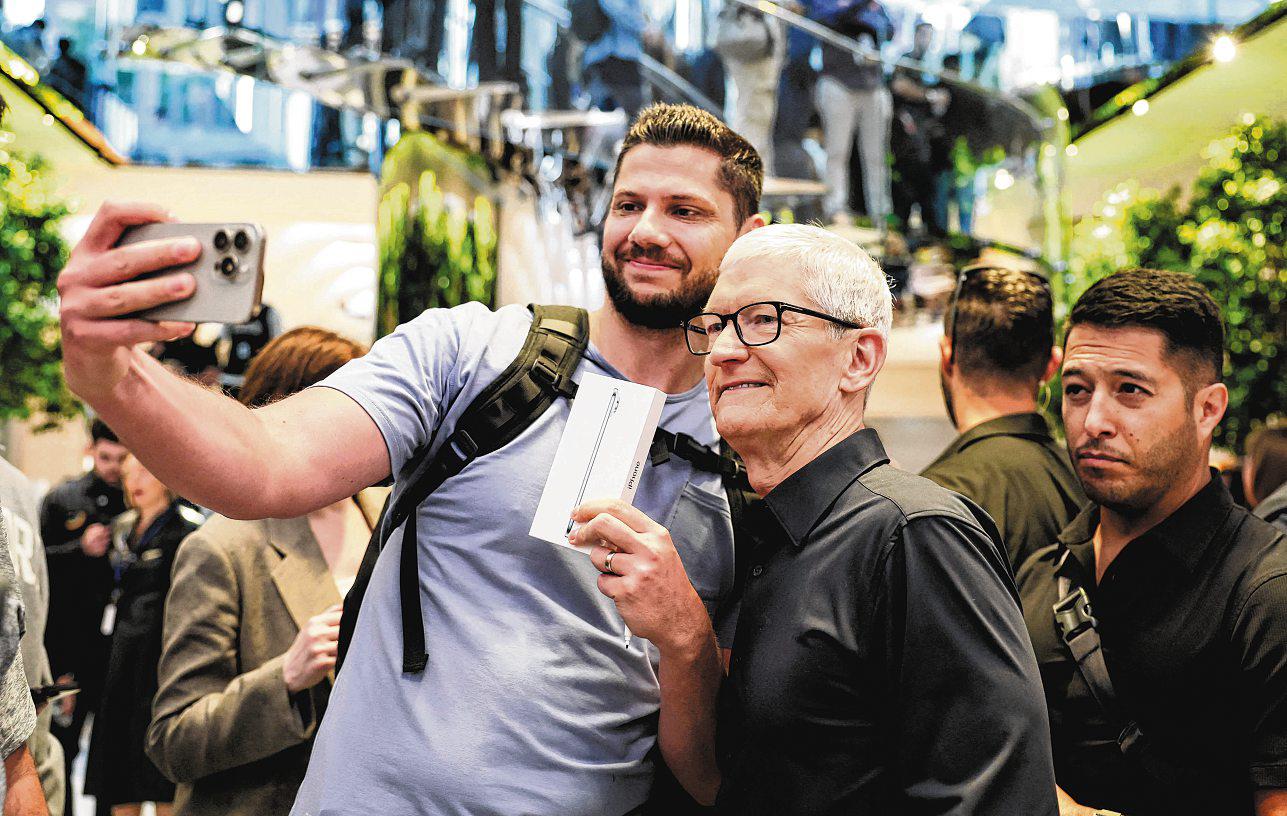 Apple looks for a new leader as it plays catch-up on AI