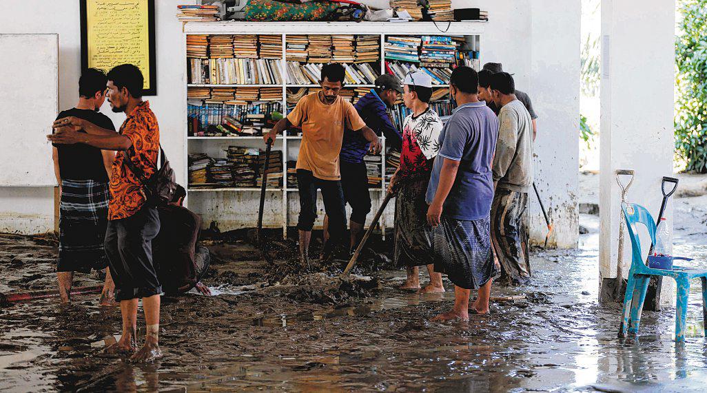 Death toll from floods across Asia tops 1,100