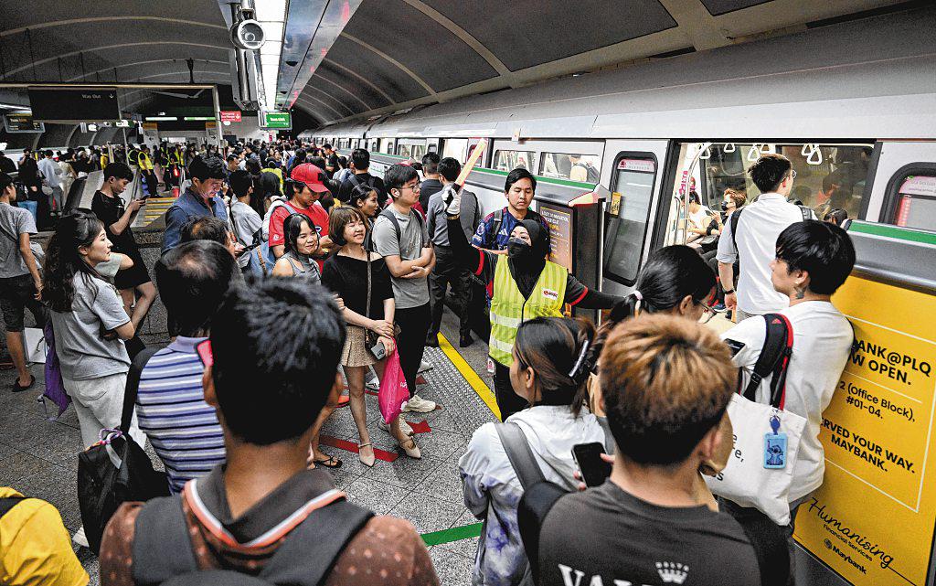 Commuters irked by lack of info after track fault on East-West Line