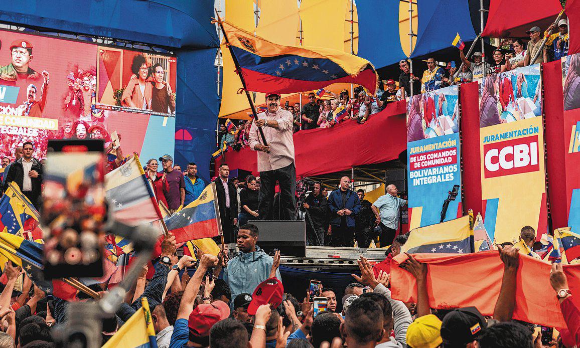 Maduro frequently changing beds, cellphones, amid fear of US strike