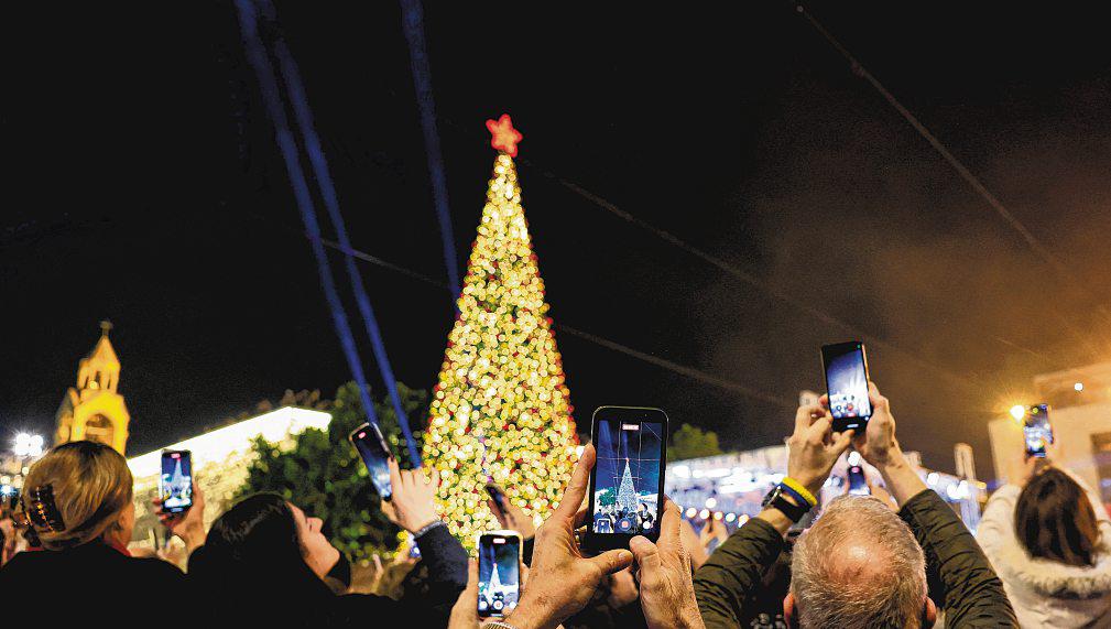 Bethlehem Christmas tree lights up again after 2 years