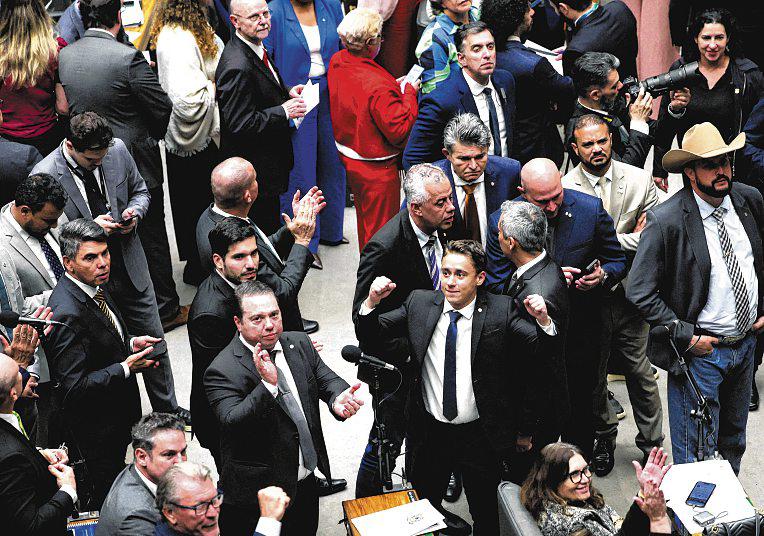 Lawmakers approve Bill that could cut Bolsonaro's sentence
