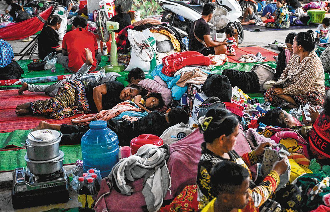 Cambodians flee border areas but worry about kids' life at relief sites