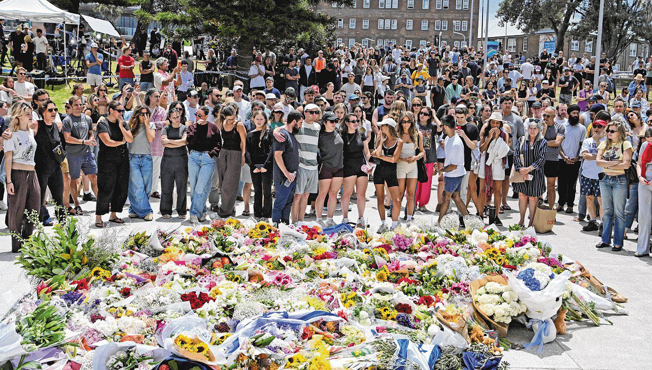 Bondi Beach shooting sparks 'lone wolf' fears in Australia