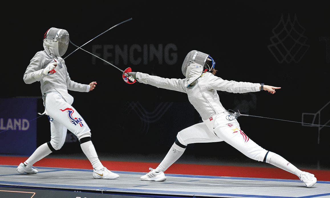 Fencers draw strength from teammates on perfect day