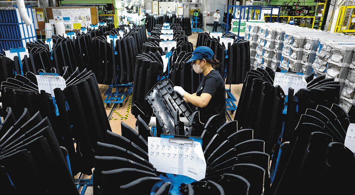 Japan’s manufacturing activity contracts at slower pace in Dec