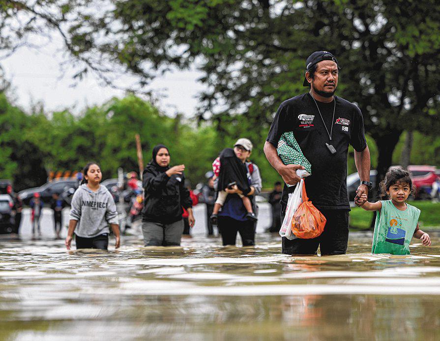 Floods in Malaysia force thousands across six states to evacuate