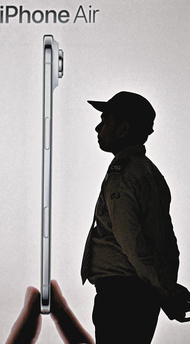 Ultraslim phones from Samsung, Apple are underperforming in sales in South Korea