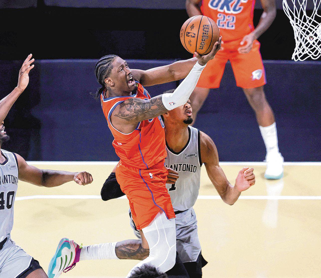 THUNDER READY TO ROLL OVER CLIPPERS