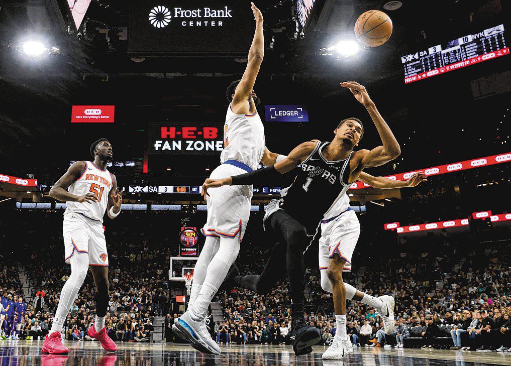 Hot duo lead Spurs' comeback over Knicks