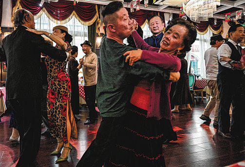 Shanghai's elderly waltz back to the past at lunchtime dance halls