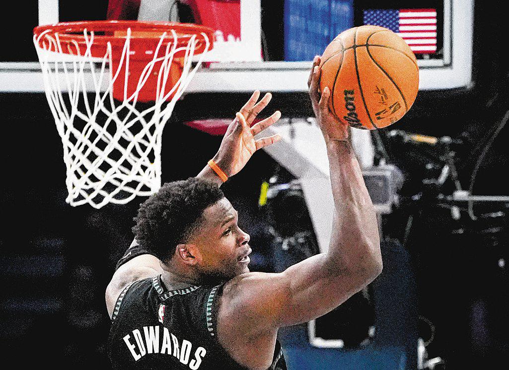 T-WOLVES BARING FANGS