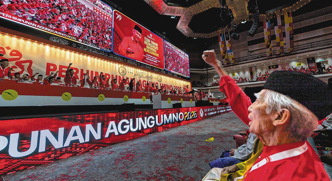 UMNO fights and befriends rivals, highlighting ‘absurdity of politics’