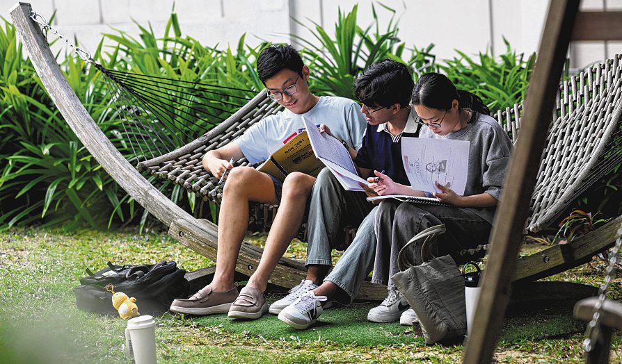Touch Grass Week at NUS College encourages learning without screens