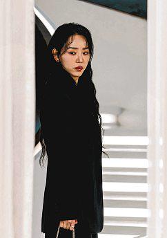 Shin Hae-sun drawn to yet another fraudulent character