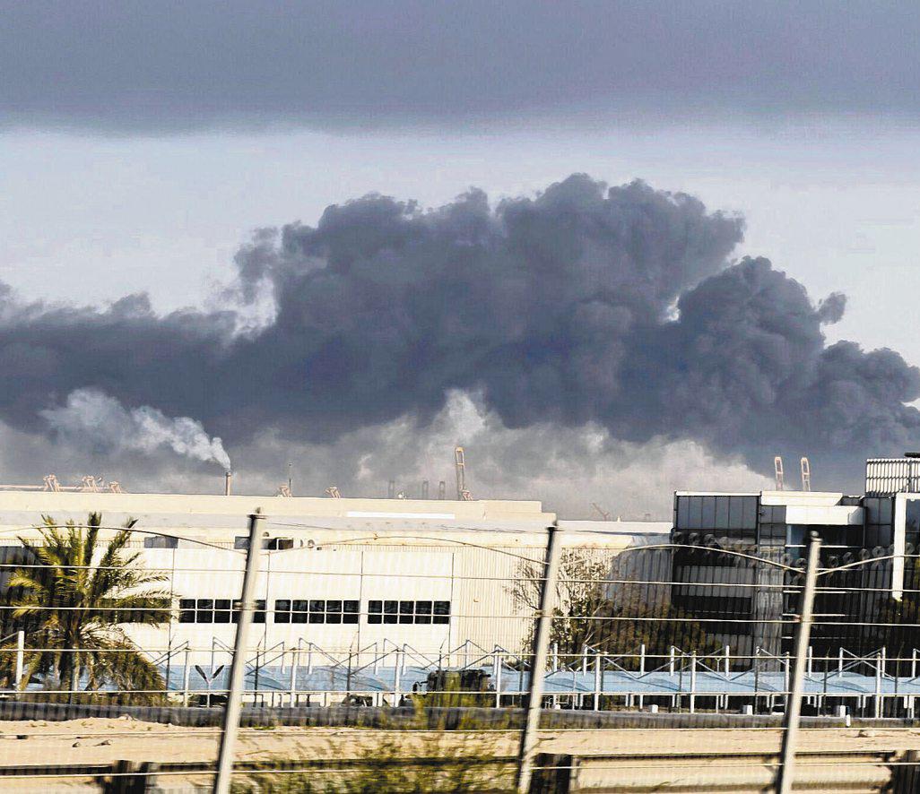 Shipping lines cut Middle East routes, threatening global trade