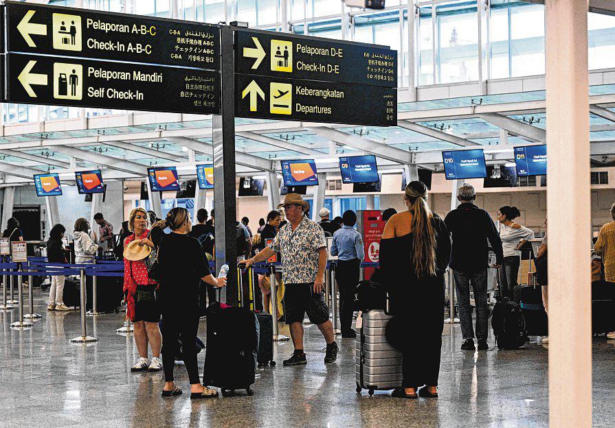 Asian airlines pick up Europe-bound traffic amid Mid-East route disruptions