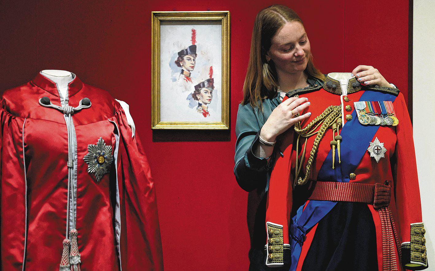 QUEEN OF SARTORIAL DIPLOMACY