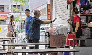 Female hawker demands apology from Huang Yiliang after viral argument