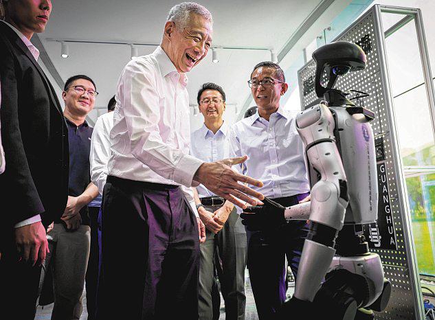Tea, sir? SM Lee gets a taste of what China’s robots can do