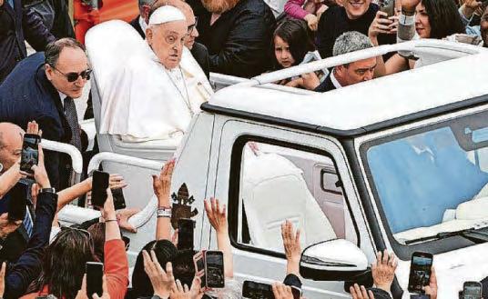 Francis briefly returns to bless Rome faithful