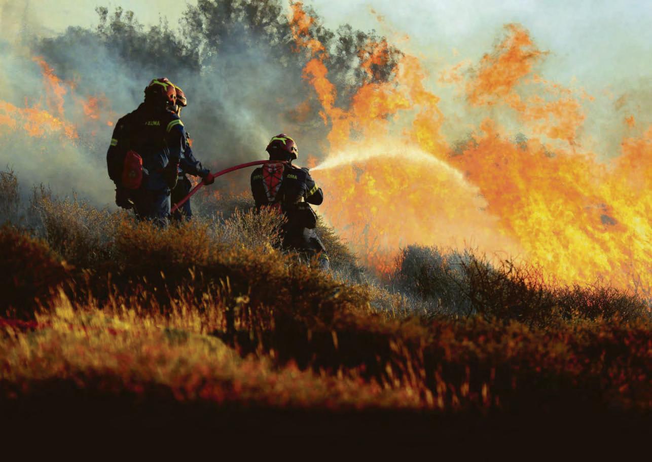 Thousands of tourists flee Crete inferno