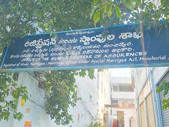 సబ్ రిజిస్ట్రార్ కార్యాలయంలో అవుట్సోర్సింగ్ ఉద్యోగుల పెత్తనం!