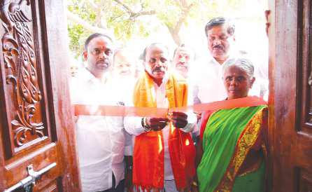 పేదల సొంతింటి కల నెరవేరుస్తాం