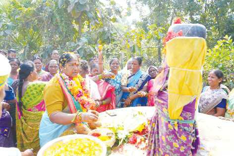 కన్నెపల్లిలో సారలమ్మ దర్శనం చేసుకున్న మంత్రి సీతక్క
