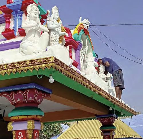 కలర్ కలర్ రంగులతో ముస్తాబవుతు వెలిగిపోతున్న రామాలయ మందిరం