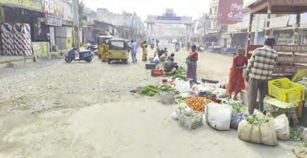 రోడ్డు మొత్తం కూరగాయల వ్యాపారులతో కబ్జా.