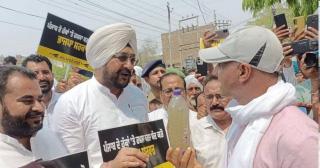 Haryana water-sharing row: As AAP protests outside Punjab BJP chief Sunil Jakhar's residence, Abohar MLA hands out bottles of unclean canal water to them