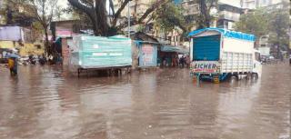 Road caves in at Kemp's Corner; waterlogging and traffic snarls at Dadar, Bandra, Andheri